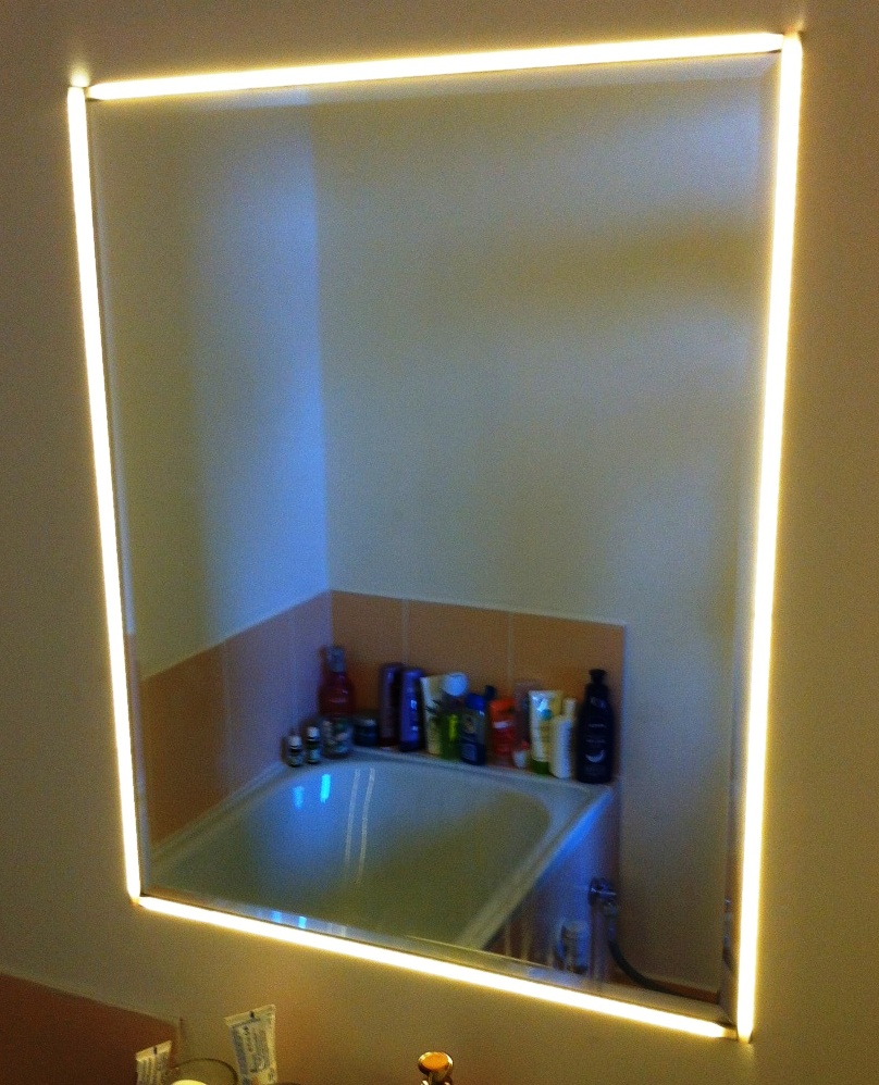 Nasvětlení zrcadla panelový byt